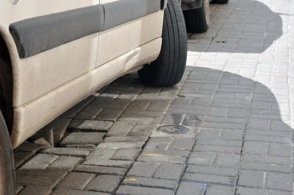 На два тижні затягнулось встановлення обмежувальних стовпчиків на вулиці Лисенка (Фоторепортаж) — фото 7
