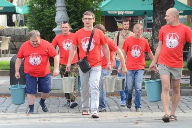 У центрі Львова активісти провели флешмоб з колективного обливання водою (Фоторепортаж) + (Відео) — фото 1