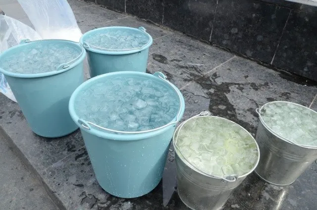 У центрі Львова активісти провели флешмоб з колективного обливання водою (Фоторепортаж) + (Відео) — фото 3