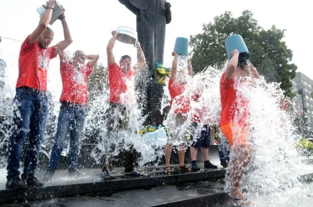 У центрі Львова активісти провели флешмоб з колективного обливання водою (Фоторепортаж) + (Відео) — фото 4