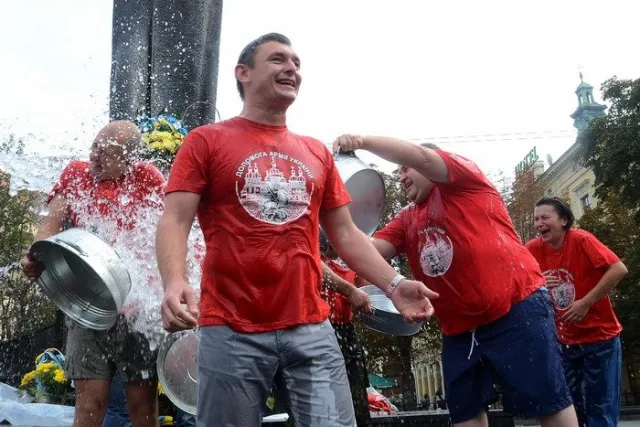 У центрі Львова активісти провели флешмоб з колективного обливання водою (Фоторепортаж) + (Відео) — фото 8