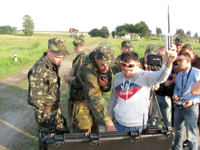 Жителі Львівщини привезли військовим безпілотники власного виробництва (Фото) — фото 4