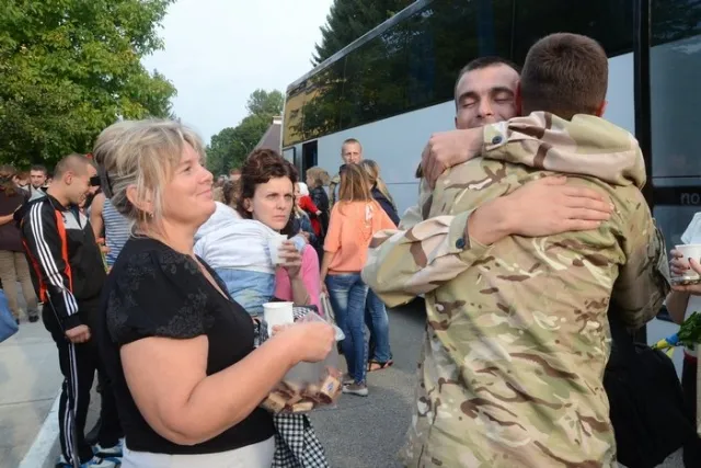 Додому повернулись близько 150 бійців 80 аеромобільної бригади. Львів зустрів військових як героїв (Фоторепортаж) + (Відео) — фото 1