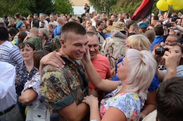 Додому повернулись близько 150 бійців 80 аеромобільної бригади. Львів зустрів військових як героїв (Фоторепортаж) + (Відео) — фото 2