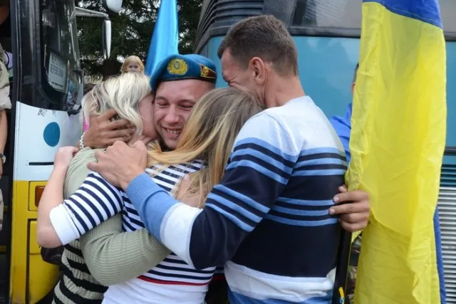 Додому повернулись близько 150 бійців 80 аеромобільної бригади. Львів зустрів військових як героїв (Фоторепортаж) + (Відео) — фото 3