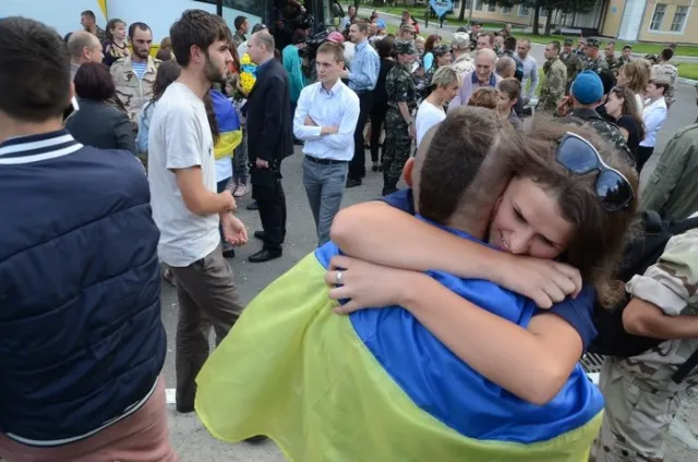 Додому повернулись близько 150 бійців 80 аеромобільної бригади. Львів зустрів військових як героїв (Фоторепортаж) + (Відео) — фото 4