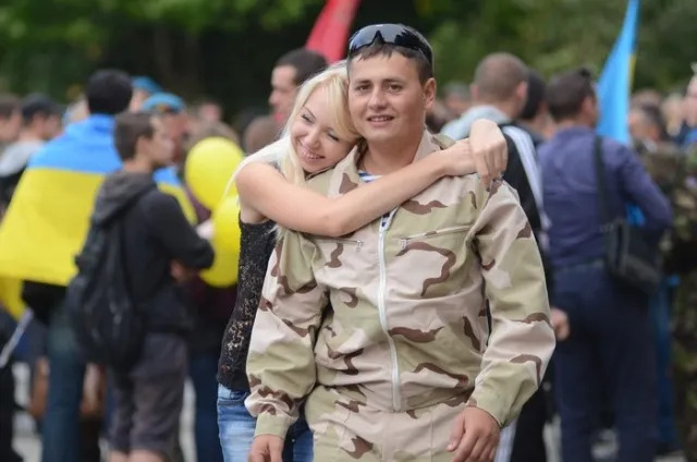 Додому повернулись близько 150 бійців 80 аеромобільної бригади. Львів зустрів військових як героїв (Фоторепортаж) + (Відео) — фото 5