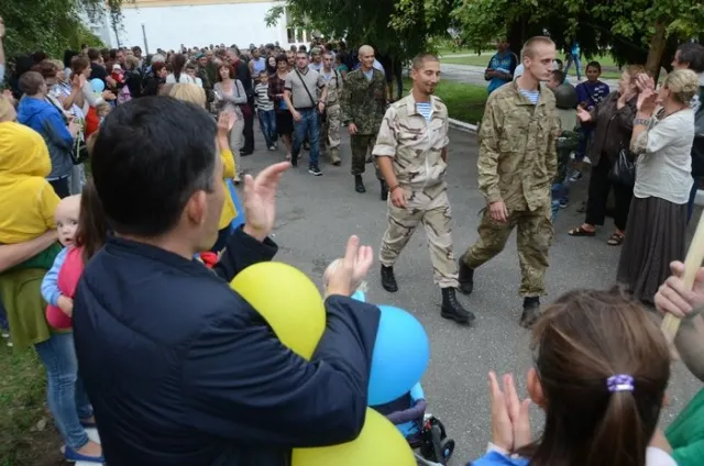 Додому повернулись близько 150 бійців 80 аеромобільної бригади. Львів зустрів військових як героїв (Фоторепортаж) + (Відео) — фото 6