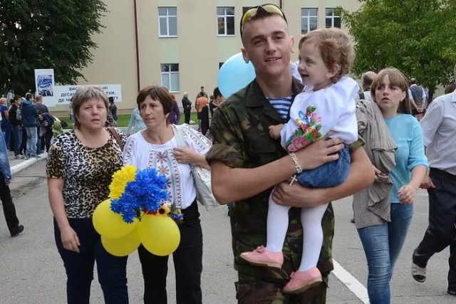 Додому повернулись близько 150 бійців 80 аеромобільної бригади. Львів зустрів військових як героїв (Фоторепортаж) + (Відео) — фото 7