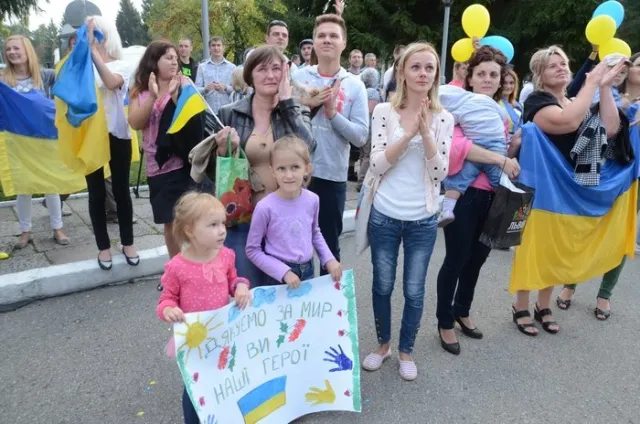 Додому повернулись близько 150 бійців 80 аеромобільної бригади. Львів зустрів військових як героїв (Фоторепортаж) + (Відео) — фото 8