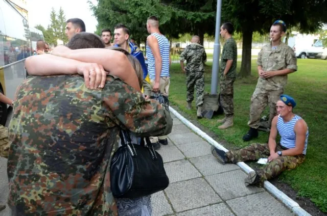 Додому повернулись близько 150 бійців 80 аеромобільної бригади. Львів зустрів військових як героїв (Фоторепортаж) + (Відео) — фото 9