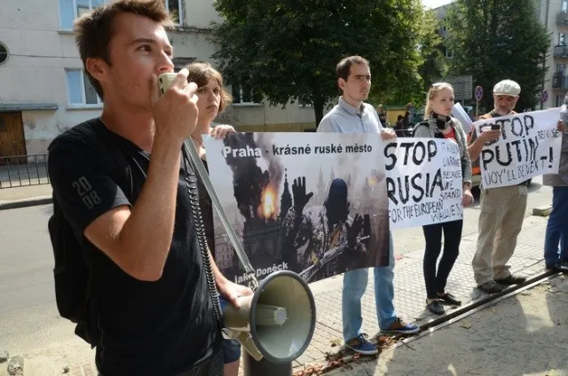 Два десятки активістів закликали владу Чехії посилити санкції щодо РФ (Фото) + (Відео) — фото 1