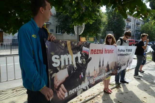 Два десятки активістів закликали владу Чехії посилити санкції щодо РФ (Фото) + (Відео) — фото 2