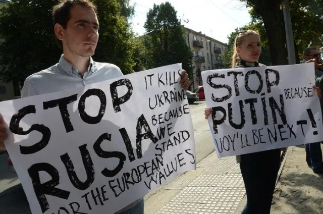 Два десятки активістів закликали владу Чехії посилити санкції щодо РФ (Фото) + (Відео) — фото 3