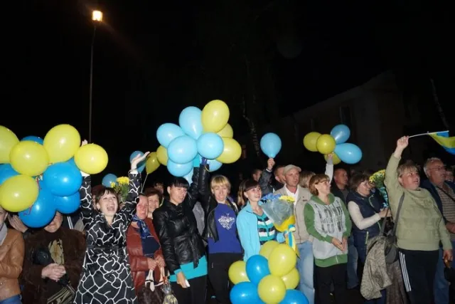 Сотні людей прийшли у місце постійної дислокації 24-ї окремої механізованої бригади імені Данила Галицького (Фоторепортаж) — фото 1