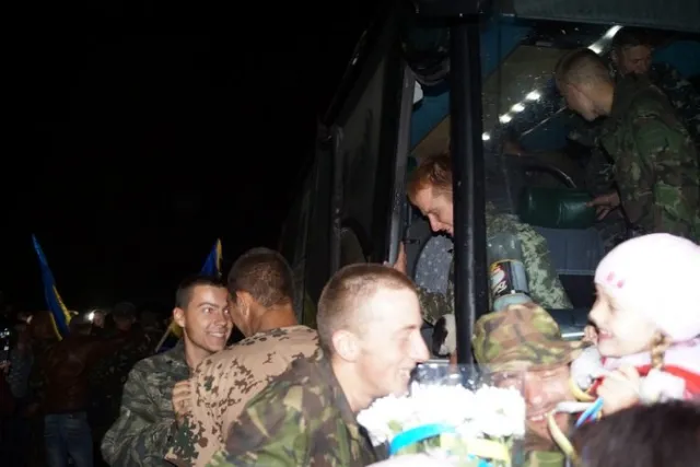 Сотні людей прийшли у місце постійної дислокації 24-ї окремої механізованої бригади імені Данила Галицького (Фоторепортаж) — фото 2