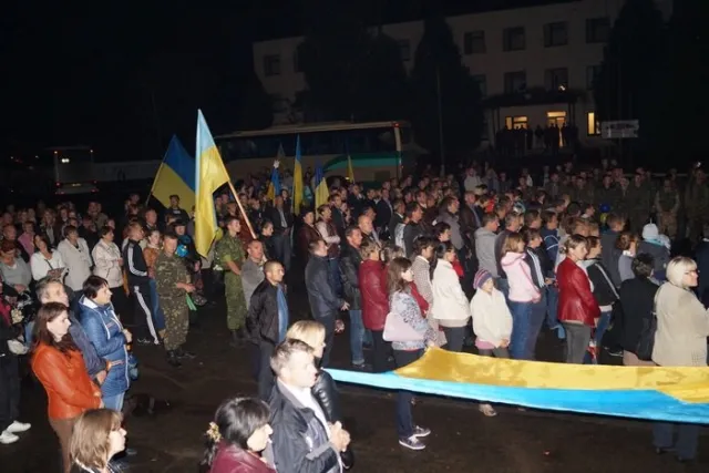 Сотні людей прийшли у місце постійної дислокації 24-ї окремої механізованої бригади імені Данила Галицького (Фоторепортаж) — фото 3