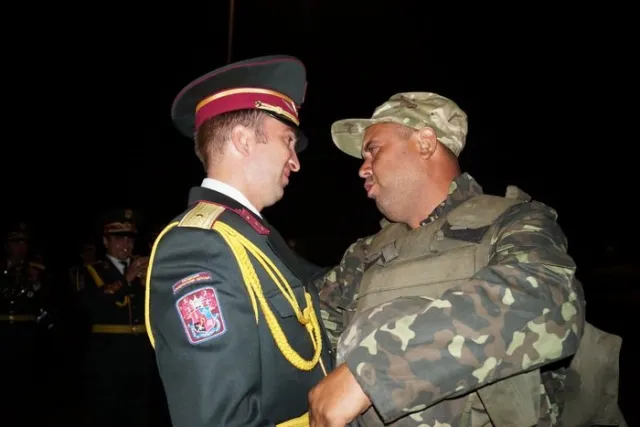 Сотні людей прийшли у місце постійної дислокації 24-ї окремої механізованої бригади імені Данила Галицького (Фоторепортаж) — фото 4