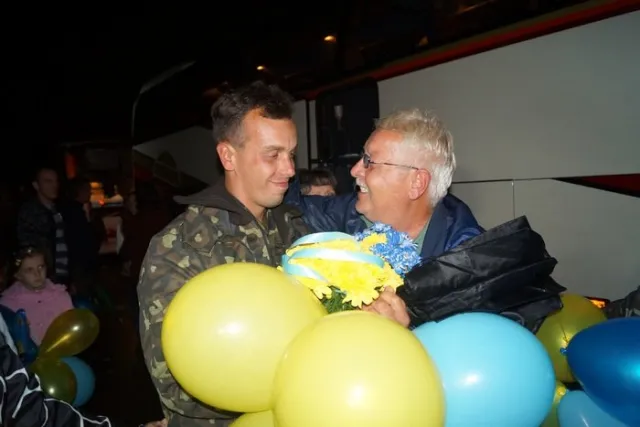 Сотні людей прийшли у місце постійної дислокації 24-ї окремої механізованої бригади імені Данила Галицького (Фоторепортаж) — фото 5