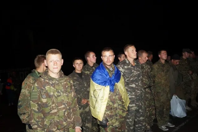 Сотні людей прийшли у місце постійної дислокації 24-ї окремої механізованої бригади імені Данила Галицького (Фоторепортаж) — фото 6