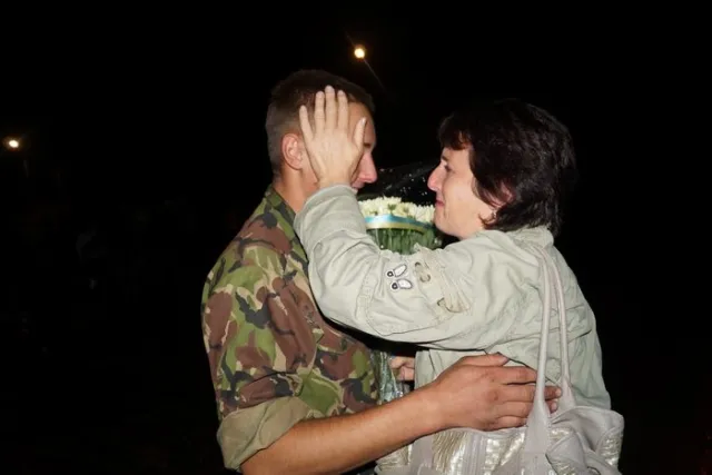 Сотні людей прийшли у місце постійної дислокації 24-ї окремої механізованої бригади імені Данила Галицького (Фоторепортаж) — фото 7
