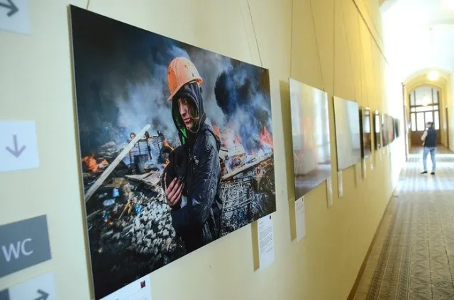 У холі львівської Ратуші можна оглянути 50 найкращих світлин із Євромайдану (Фоторепортаж) — фото 1