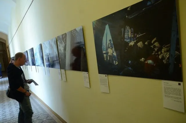 У холі львівської Ратуші можна оглянути 50 найкращих світлин із Євромайдану (Фоторепортаж) — фото 5