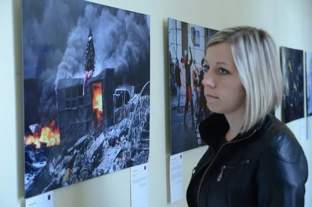 У холі львівської Ратуші можна оглянути 50 найкращих світлин із Євромайдану (Фоторепортаж) — фото 6