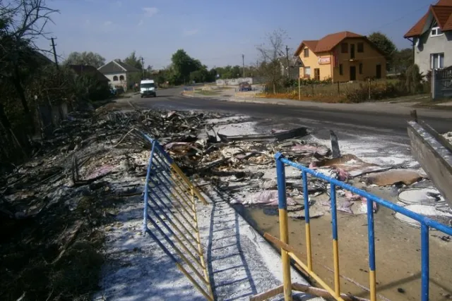 На Львівщині перекинулася вантажівка з хімікатами. Речовина, що висипалася на тротуар - загорілася (Фоторепортаж) — фото 3