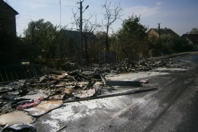 На Львівщині перекинулася вантажівка з хімікатами. Речовина, що висипалася на тротуар - загорілася (Фоторепортаж) — фото 7