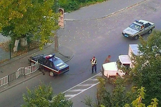 Автомобіль Державної автомобільної інспекції врізався в огорожу на тротуарі — фото 1
