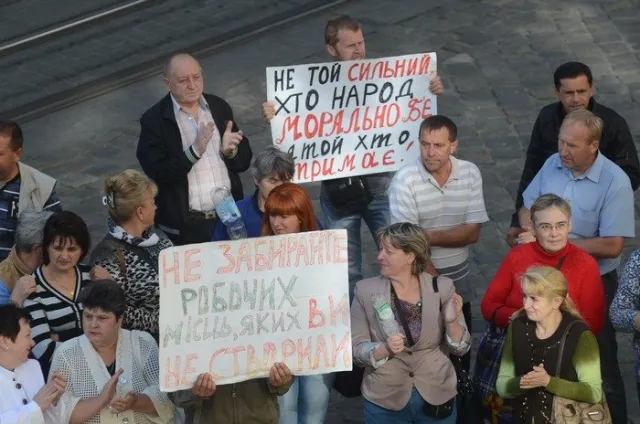 Близько сотні працівників сихівського ринку «Санта-Барбара» вкотре пікетували сесію міської ради (Фото) + (Відео) — фото 1