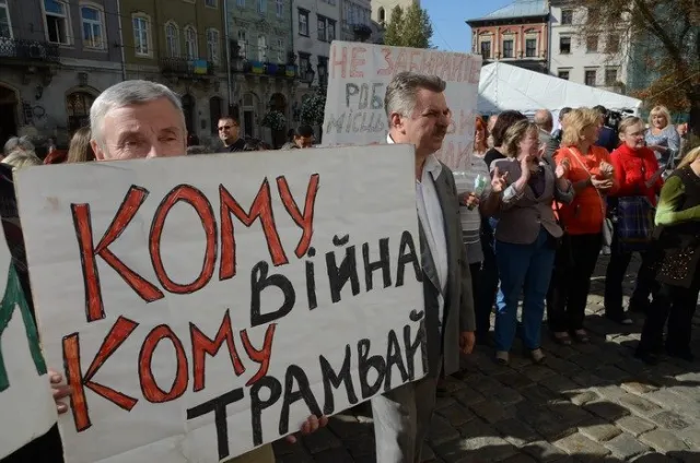 Близько сотні працівників сихівського ринку «Санта-Барбара» вкотре пікетували сесію міської ради (Фото) + (Відео) — фото 2