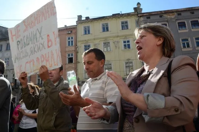 Близько сотні працівників сихівського ринку «Санта-Барбара» вкотре пікетували сесію міської ради (Фото) + (Відео) — фото 3