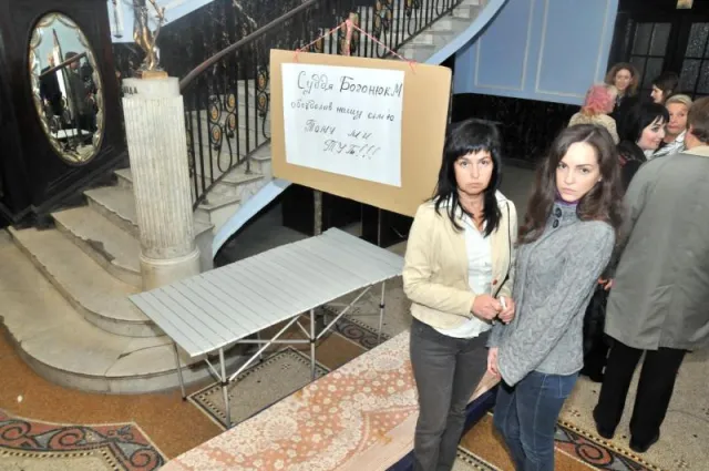 Жінка, в якої Феміда забрала дах над головою, розстелила матрац та встановила столик просто у приміщенні суду — фото 1