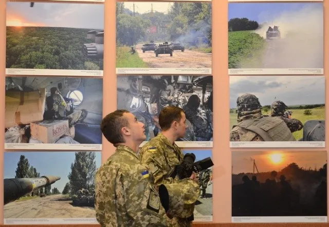 У Львові відкрили фотовиставку про події у зоні АТО (Фоторепортаж) — фото 1