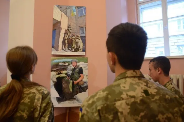 У Львові відкрили фотовиставку про події у зоні АТО (Фоторепортаж) — фото 7