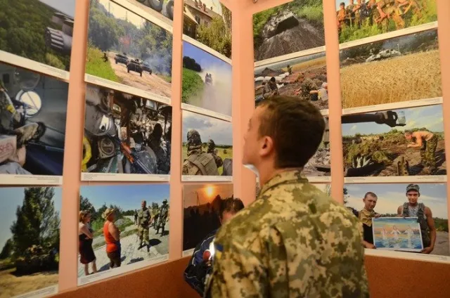 У Львові відкрили фотовиставку про події у зоні АТО (Фоторепортаж) — фото 8