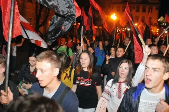 Традиційний Марш слави УПА обійшовся без смолоскипів, однак провокацій уникнути не вдалось (Фоторепортаж) — фото 2