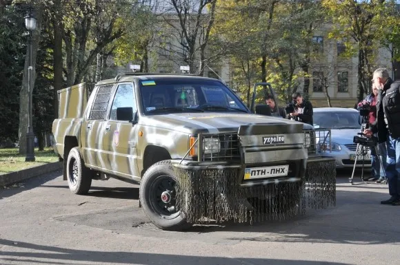 Студенти передали броньований автомобіль для військових (Фото) — фото 1