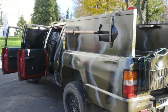 Студенти передали броньований автомобіль для військових (Фото) — фото 3