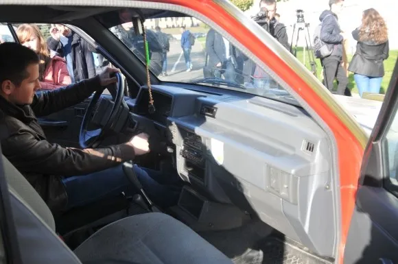Студенти передали броньований автомобіль для військових (Фото) — фото 4