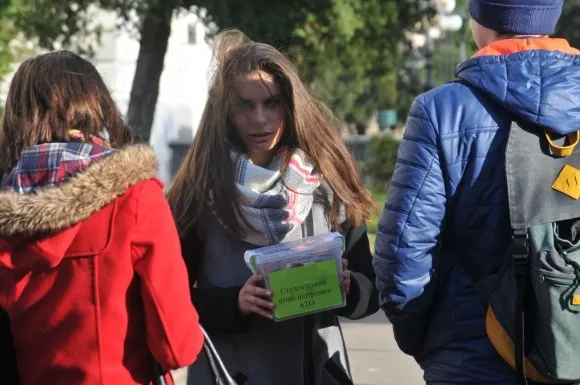 Студенти передали броньований автомобіль для військових (Фото) — фото 5