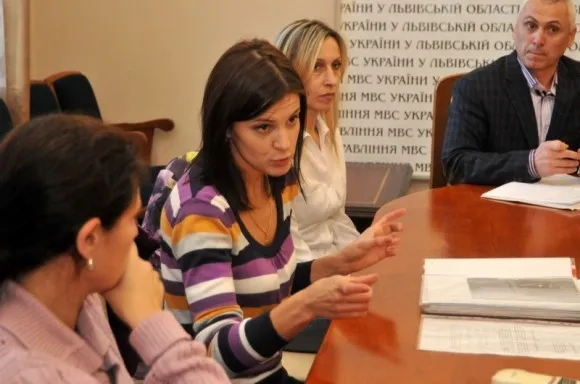 Очільник міліції Львівщини зустрівся з активістами, які проти знищення міського озера в Брюховичах (Фото) — фото 1
