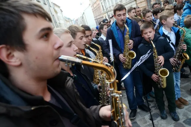 У Львові місцеві саксофоністи влаштували флешмоб (Фоторепортаж) + (Відео) — фото 1