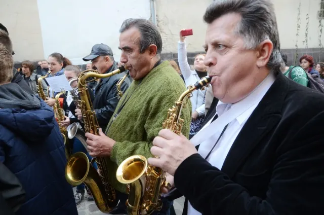 У Львові місцеві саксофоністи влаштували флешмоб (Фоторепортаж) + (Відео) — фото 4