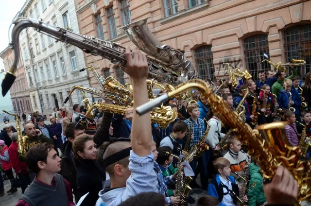 У Львові місцеві саксофоністи влаштували флешмоб (Фоторепортаж) + (Відео) — фото 7