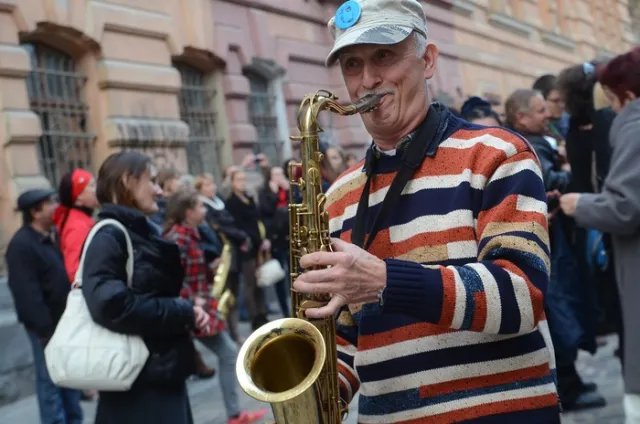 У Львові місцеві саксофоністи влаштували флешмоб (Фоторепортаж) + (Відео) — фото 9