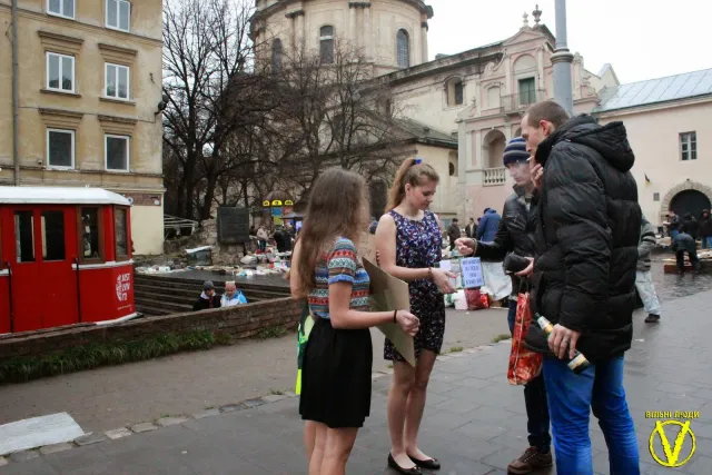 У Львові дівчата роздяглися, аби зібрати гроші на теплі речі для бійців АТО (Фоторепортаж) — фото 7