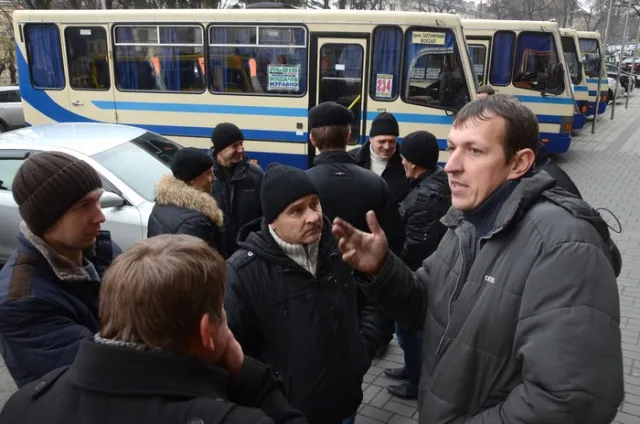 Перевізники пікетували Львівську ОДА, вимагаючи відставки керівника департаменту Лазара (Фоторепортаж) — фото 1